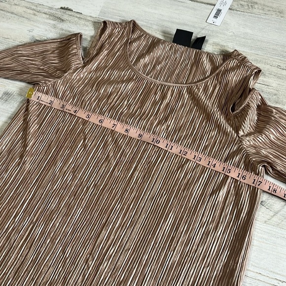 Chico’s Travelers Micro Pleat Cold Shoulder Top Size 1.  NWT - Picture 7 of 11